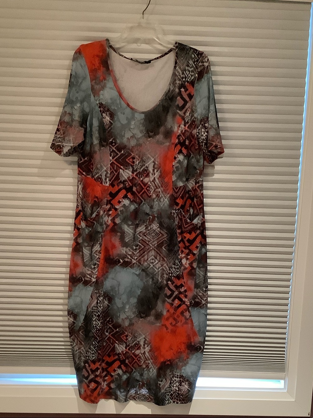 Women’s Abstract Print Scoop Neck Dress in Red and Gray